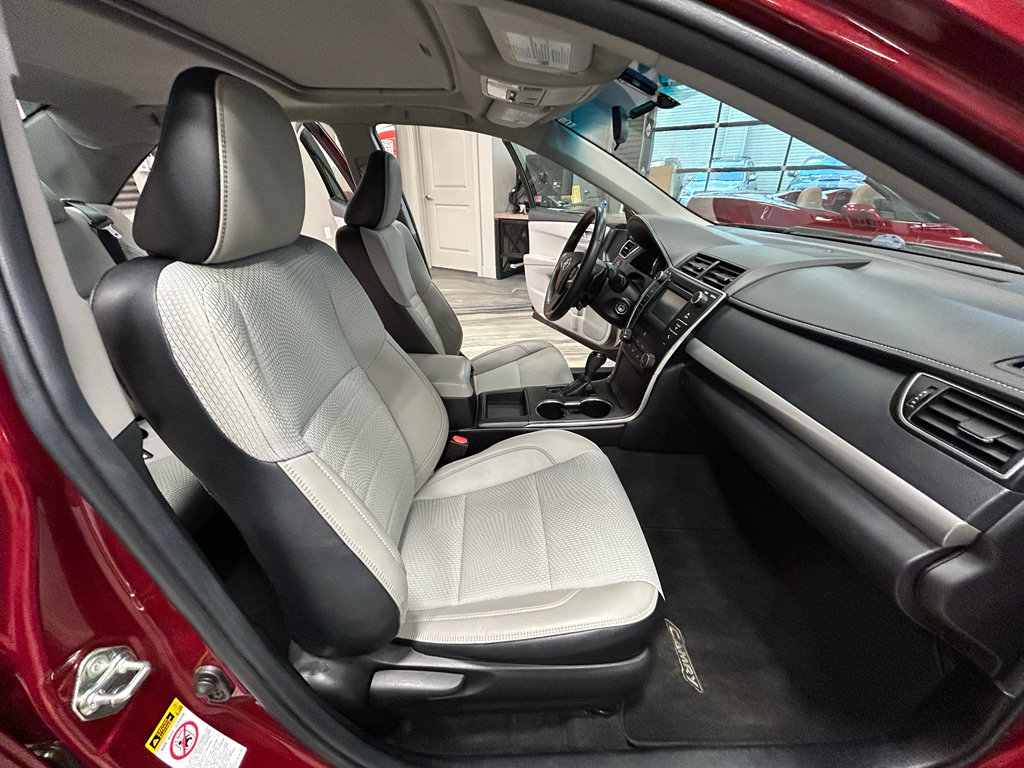 Used 2016 Toyota Camry SE w/ Moonroof Package FWD image 37