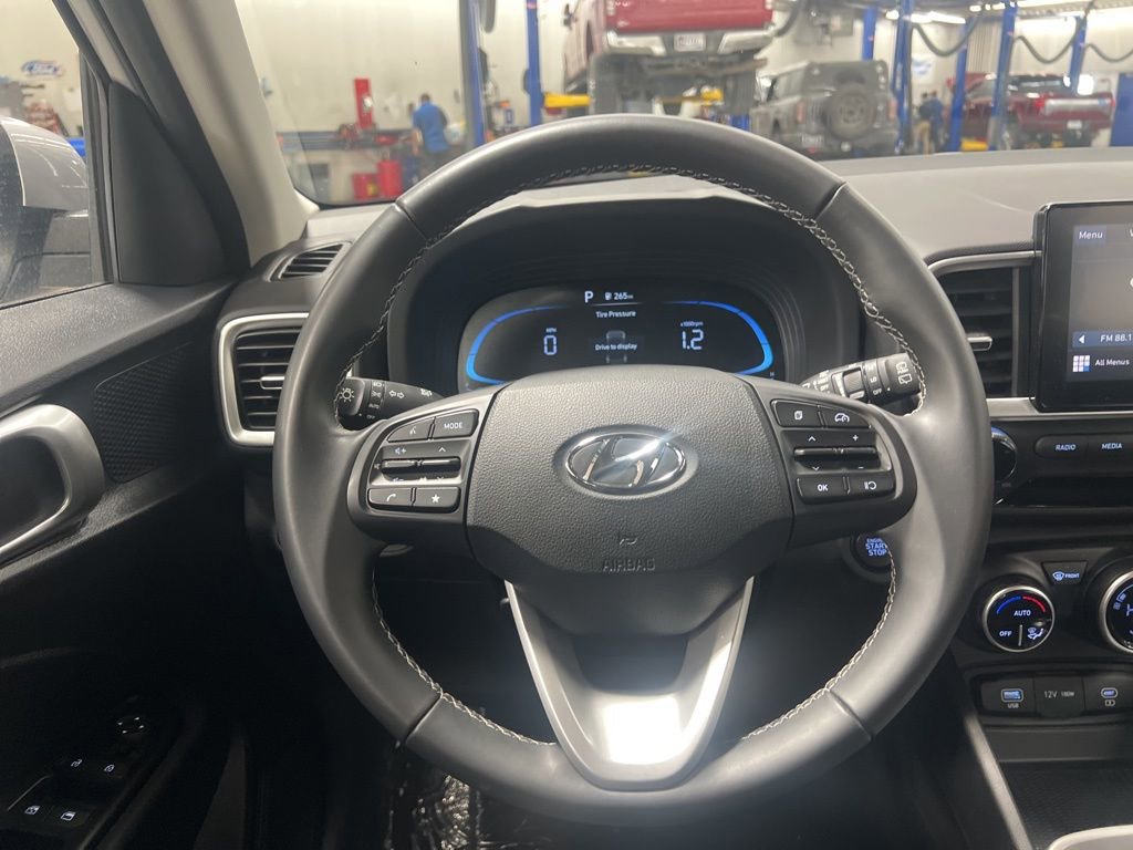 Used 2025 Hyundai Venue SEL image 18