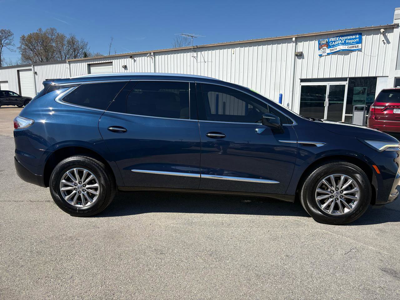 Used 2023 Buick Enclave Essence image 2