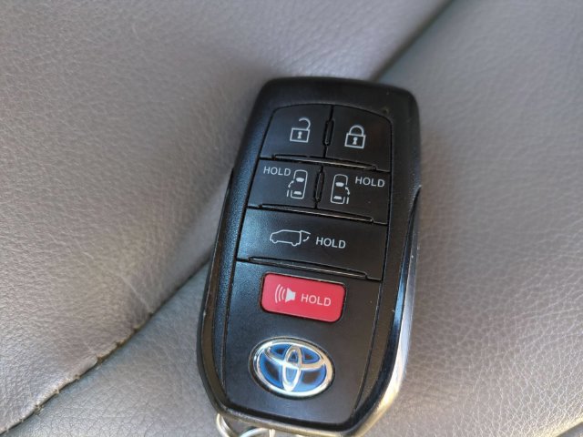 Used 2022 Toyota Sienna XLE AWD/4WD image 32