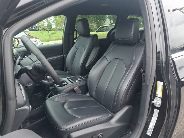 Used 2025 Chrysler Pacifica Select FWD image 13