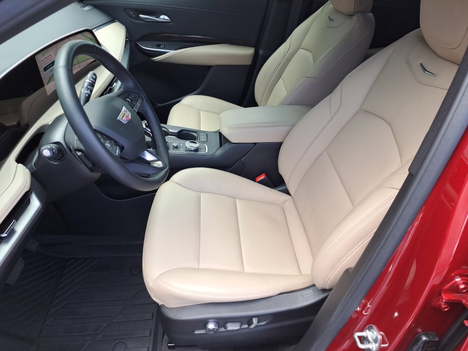 Used 2025 Cadillac XT4 Premium Luxury w/ Cold Weather Package FWD image 9