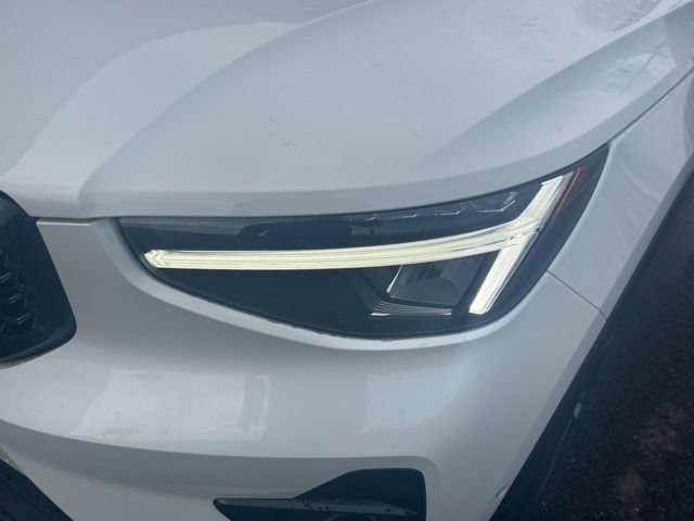 Certified 2025 Volvo XC40 B5 Plus AWD/4WD image 8