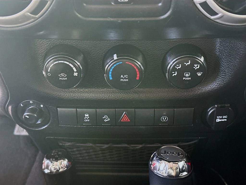 Used 2016 Jeep Wrangler Unlimited Sahara w/ Connectivity Group image 18