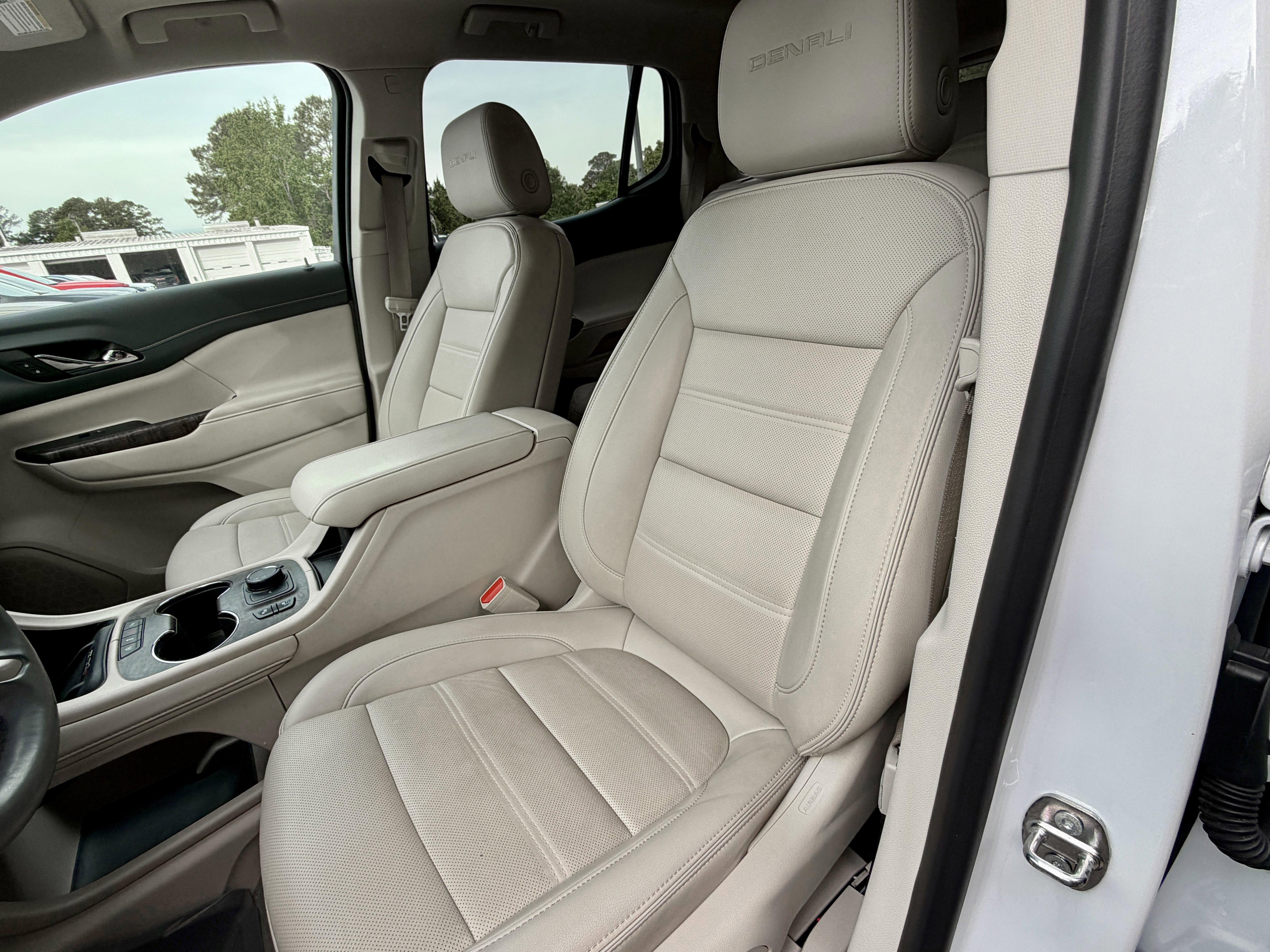 Used 2023 GMC Acadia Denali w/ Denali Technology Package FWD image 9