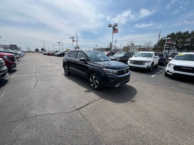 Used 2023 Volkswagen Taos SE w/ Panoramic Sunroof Package AWD/4WD image 8