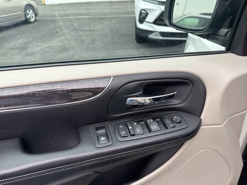 Used 2012 Chrysler Town & Country Touring-L w/ Entertainment Group #2 image 9