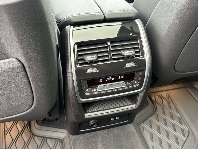 Used 2026 BMW X7 xDrive40i w/ M Sport Package AWD/4WD image 19