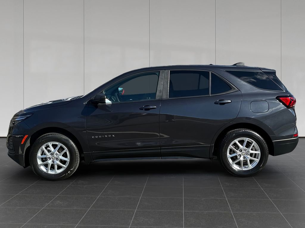 Used 2022 Chevrolet Equinox LS w/ LS Convenience Package AWD/4WD image 2
