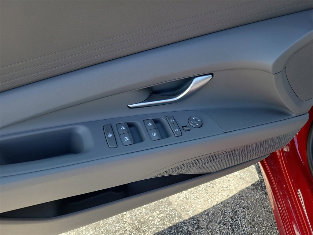 Used 2025 Hyundai Elantra SE image 7