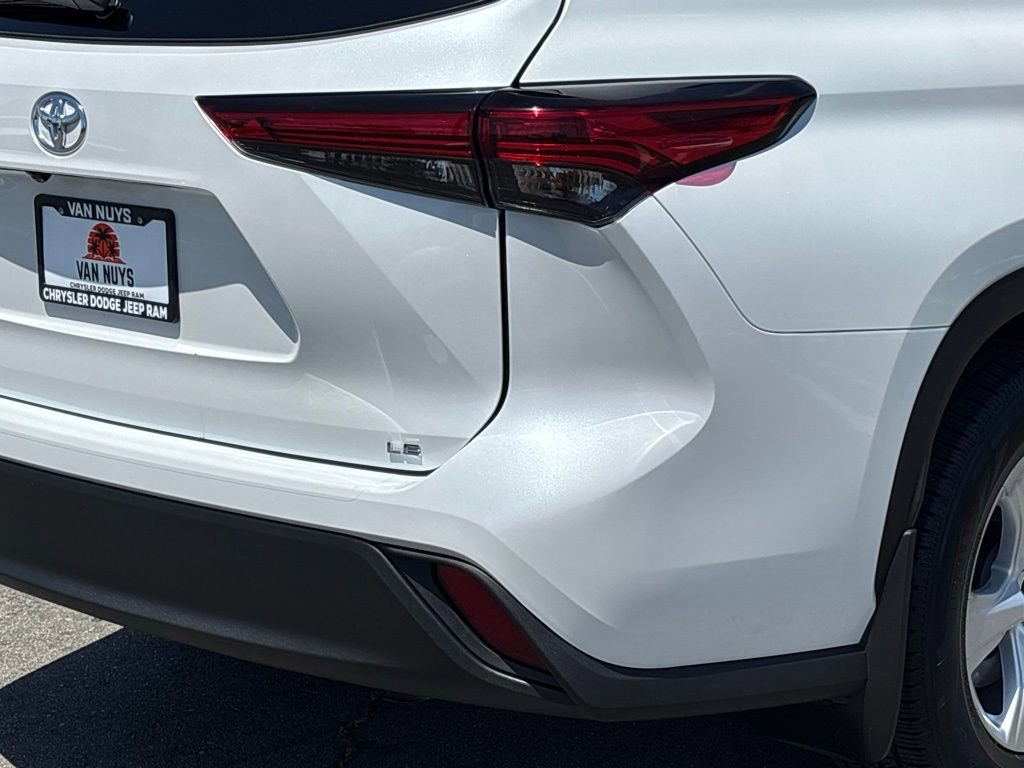 Used 2022 Toyota Highlander LE FWD image 6