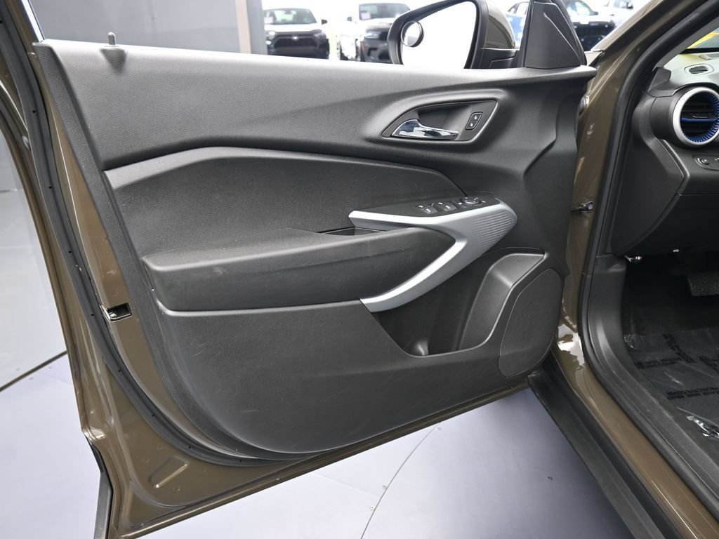 Used 2024 Chevrolet Trax LS w/ LS Convenience Package FWD image 15