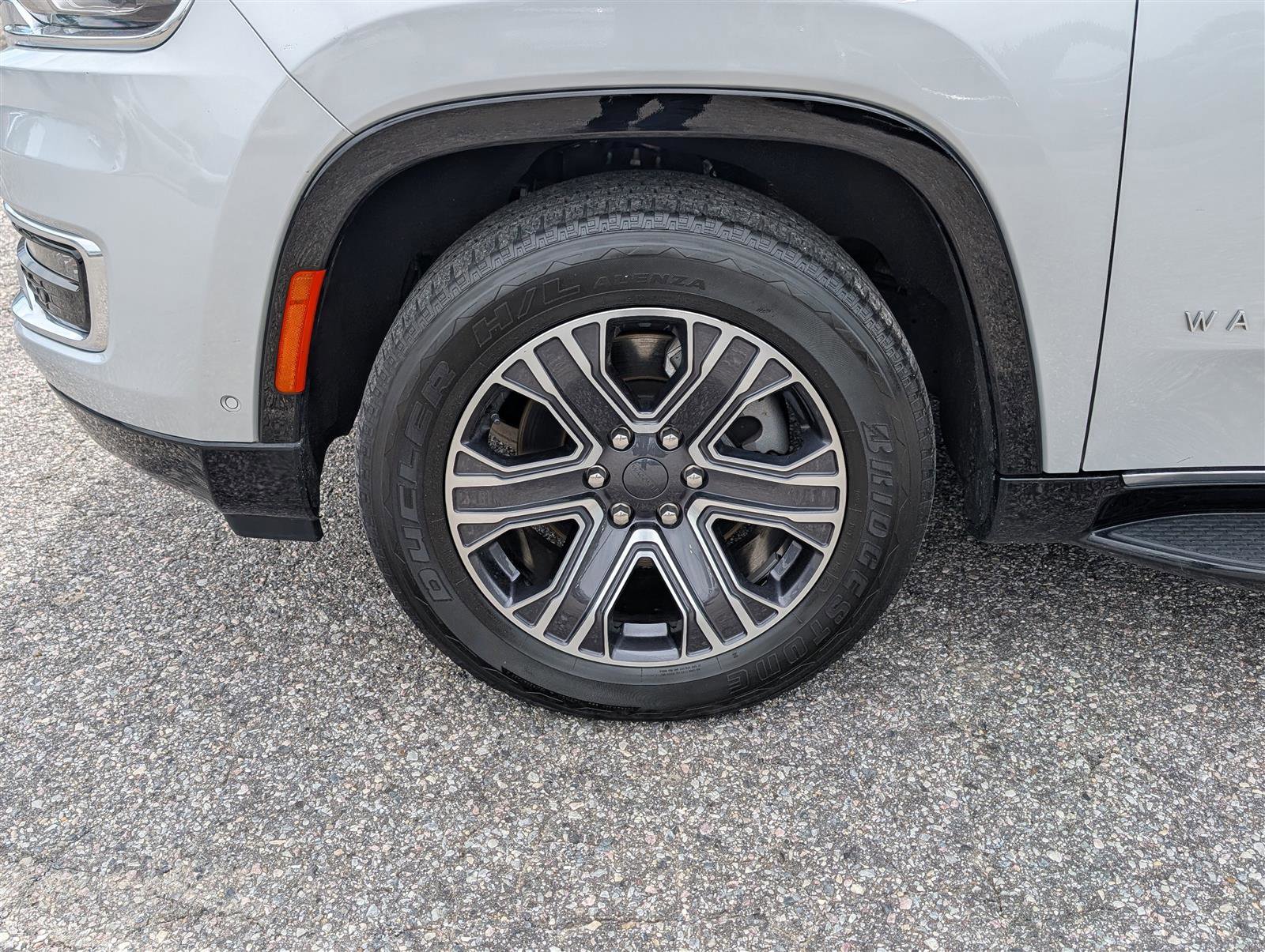 Used 2024 Jeep Wagoneer L Series II w/ Flexible Seating Group image 9