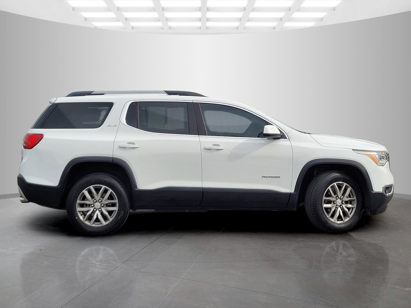 Used 2019 GMC Acadia SLE w/ Driver Alert Package I image 3