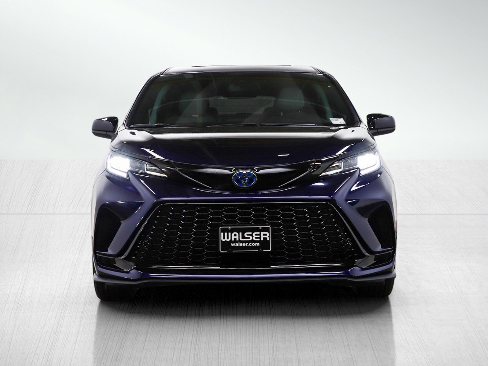 Used 2025 Toyota Sienna XSE image 8