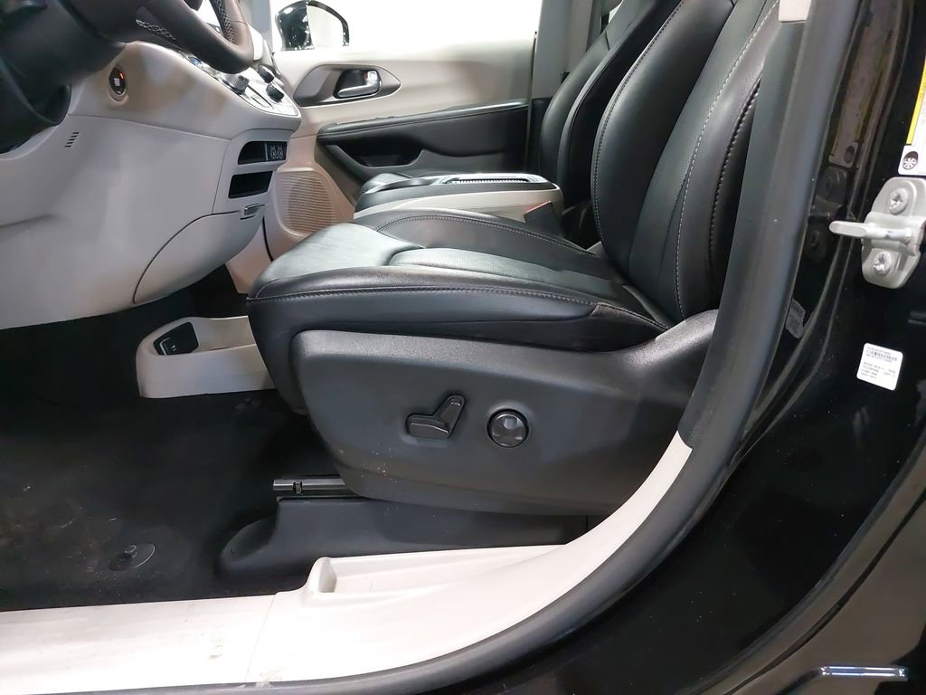 Used 2024 Chrysler Pacifica Touring-L image 31