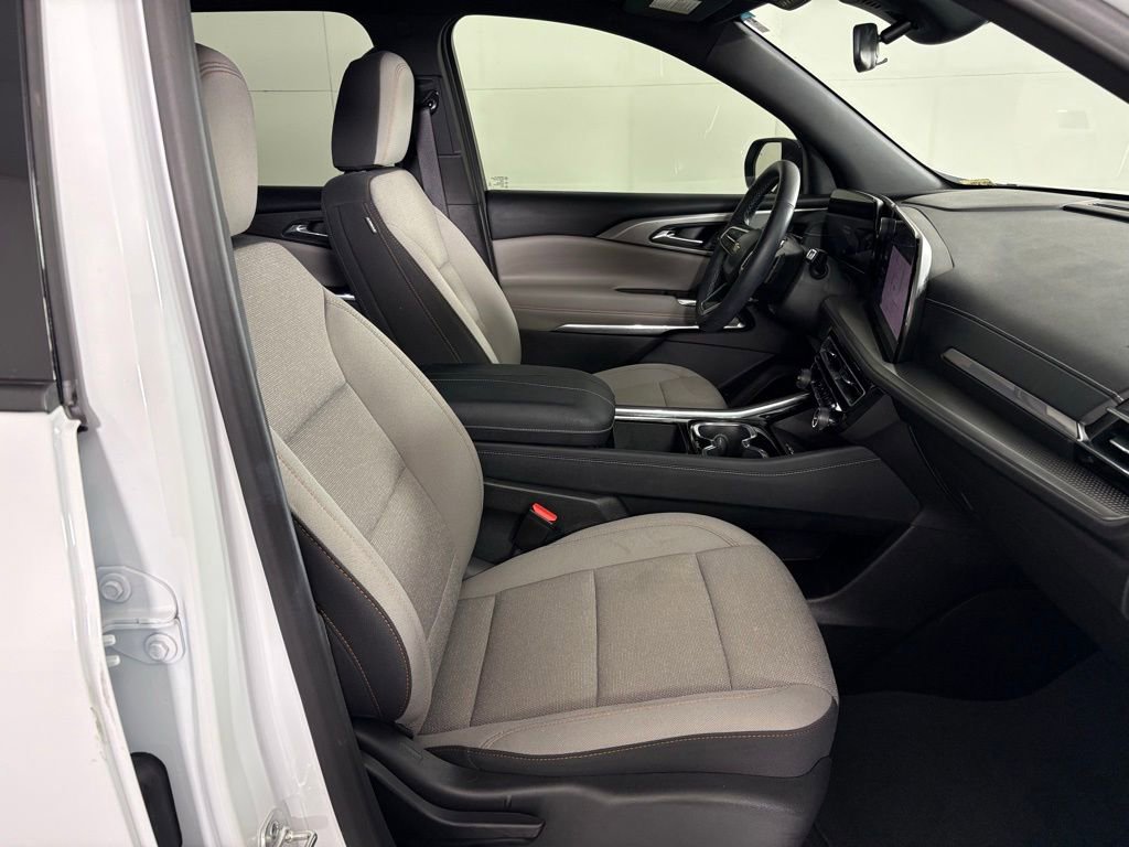 Used 2025 Chevrolet Traverse LT image 50