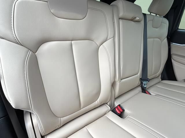 Used 2025 Jeep Grand Cherokee Limited AWD/4WD image 45