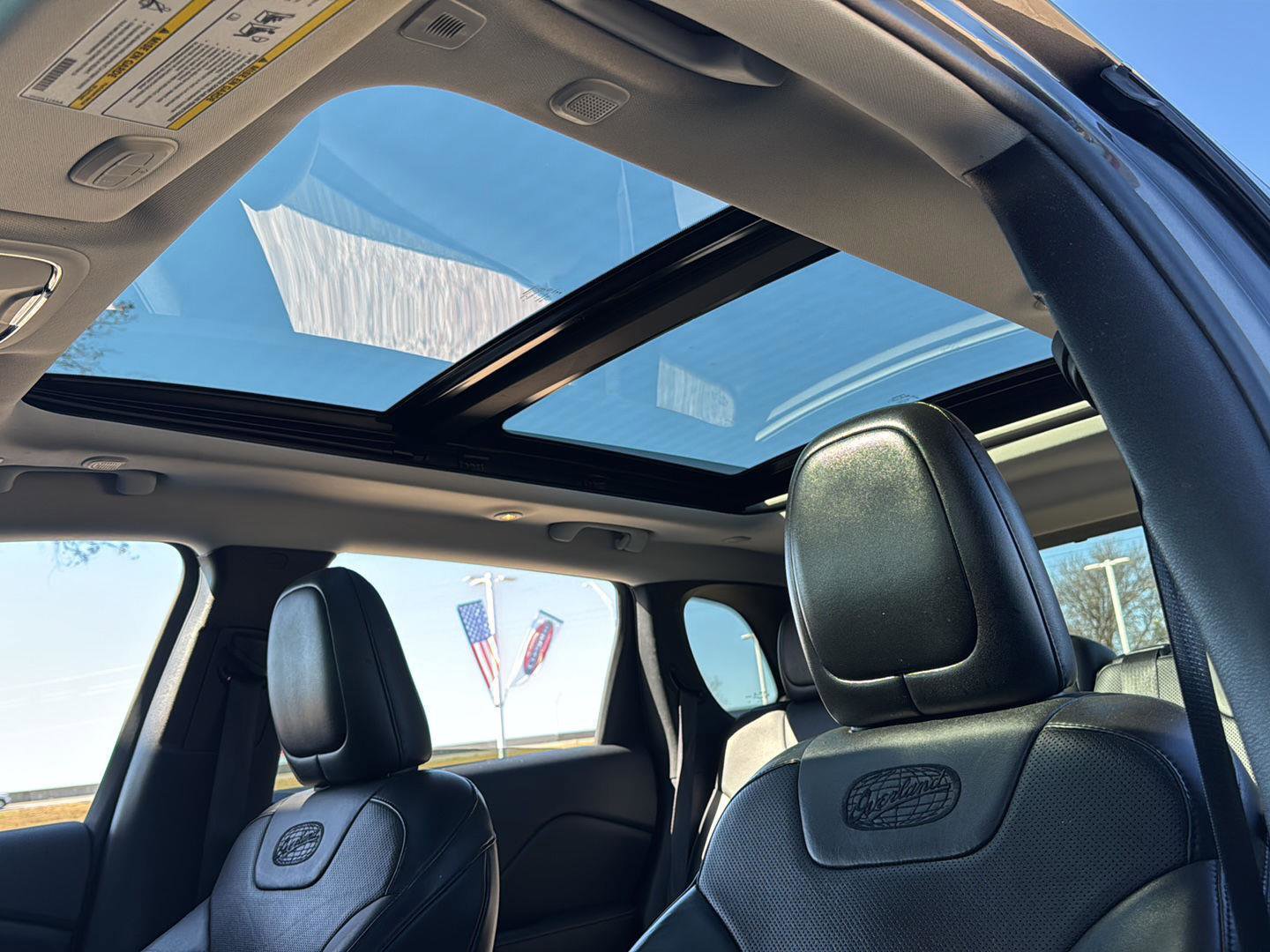 Used 2019 Jeep Cherokee Overland w/ Technology Group image 20