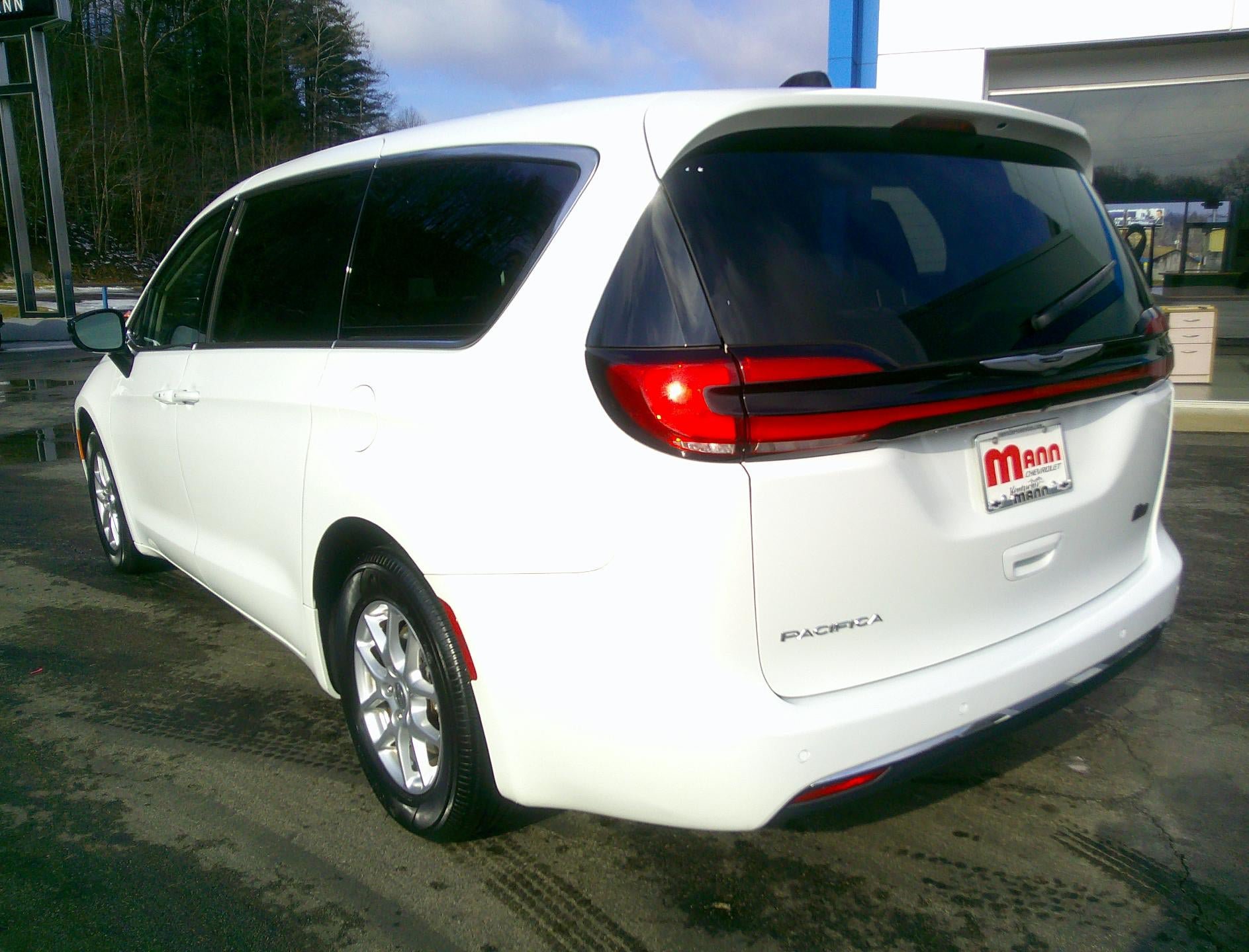 Used 2024 Chrysler Pacifica Touring-L FWD image 3