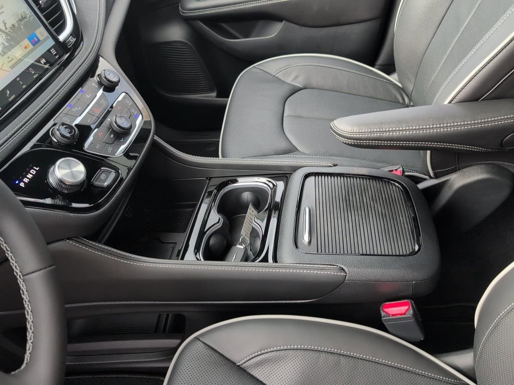 New 2026 Chrysler Pacifica Limited image 17