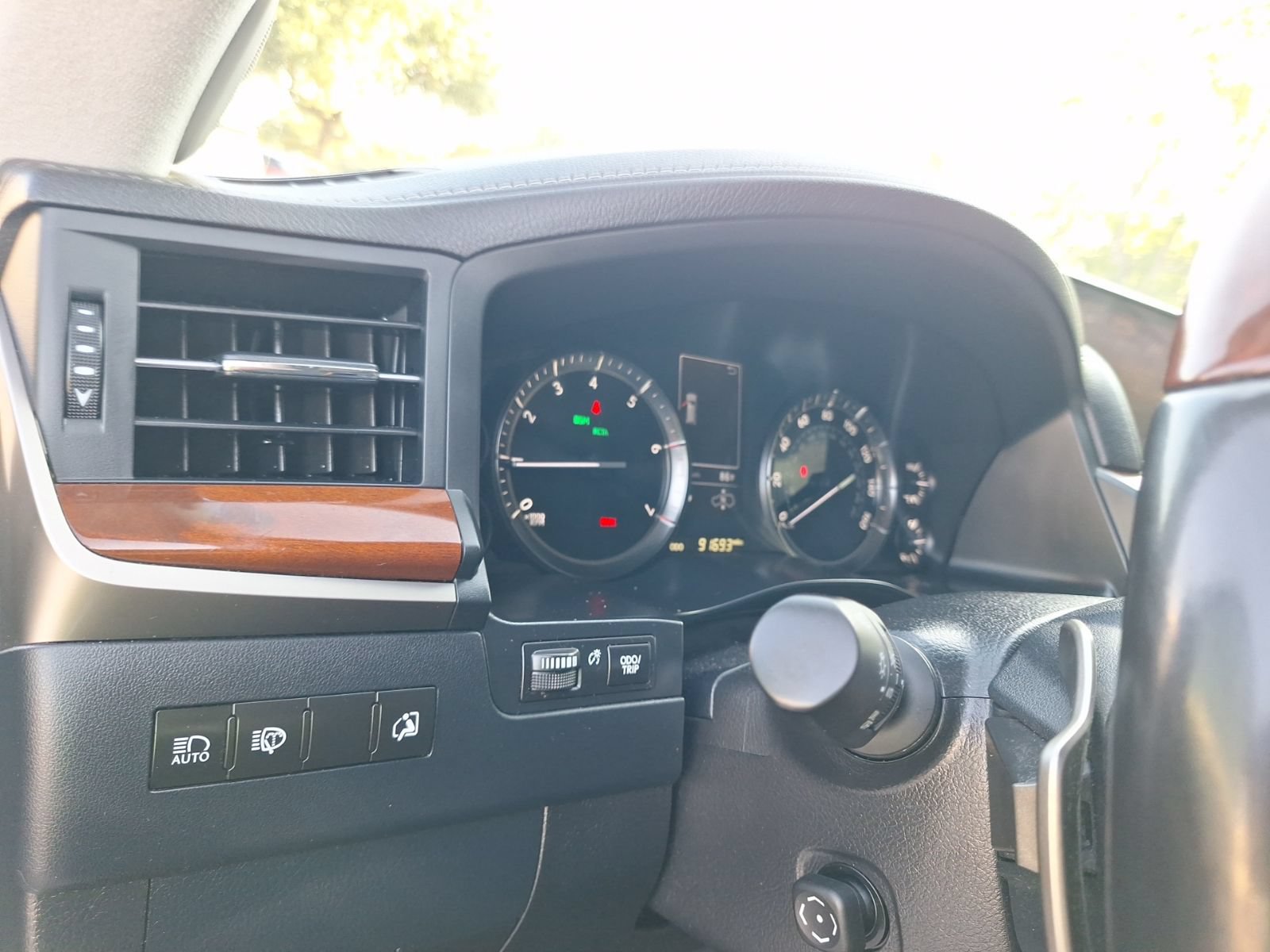 Used 2021 Lexus LX 570 4WD w/ Luxury Package image 17