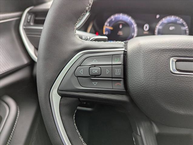 Used 2025 Jeep Grand Cherokee Laredo image 12