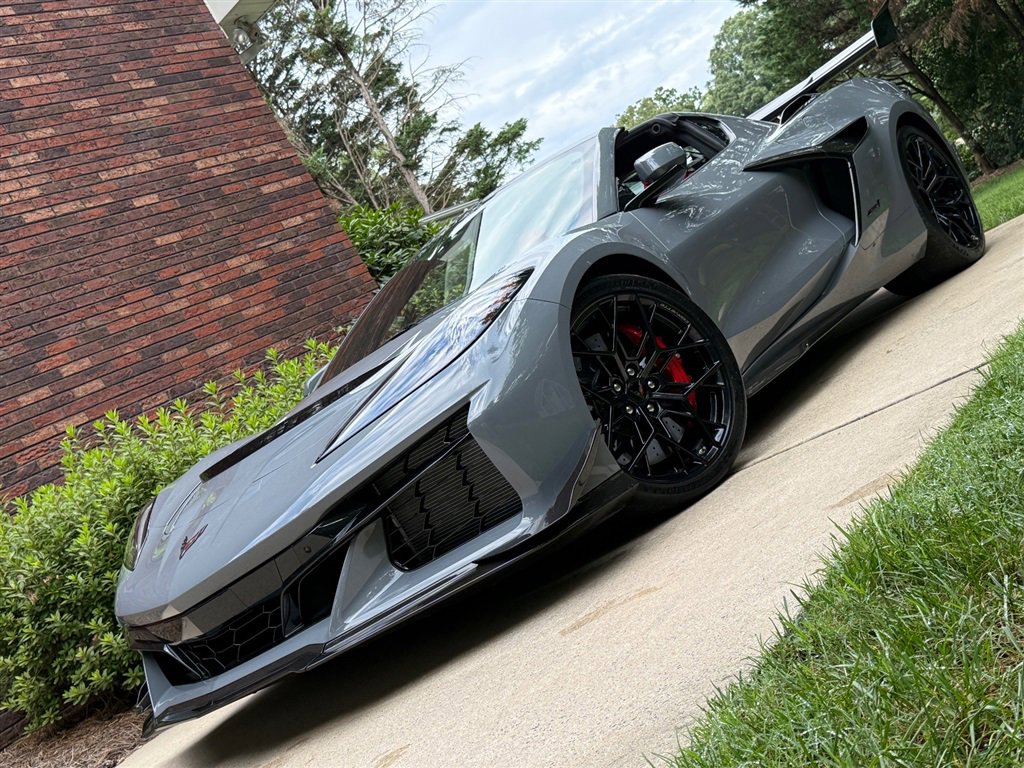 Used 2025 Chevrolet Corvette ZR1 w/ ZR1 Carbon Fiber Aero Package image 8
