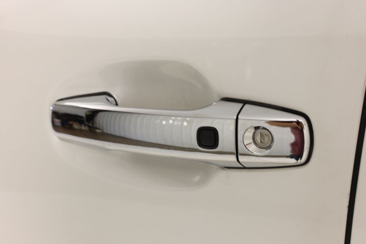 Used 2013 Lexus LX 570 4WD w/ Luxury Pkg w/Pre-crash image 22
