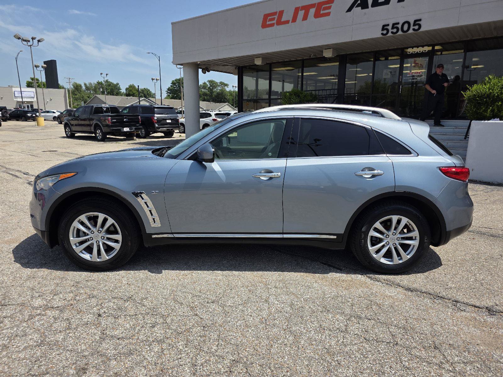 Used 2017 INFINITI QX70 2WD w/ Premium Package image 8