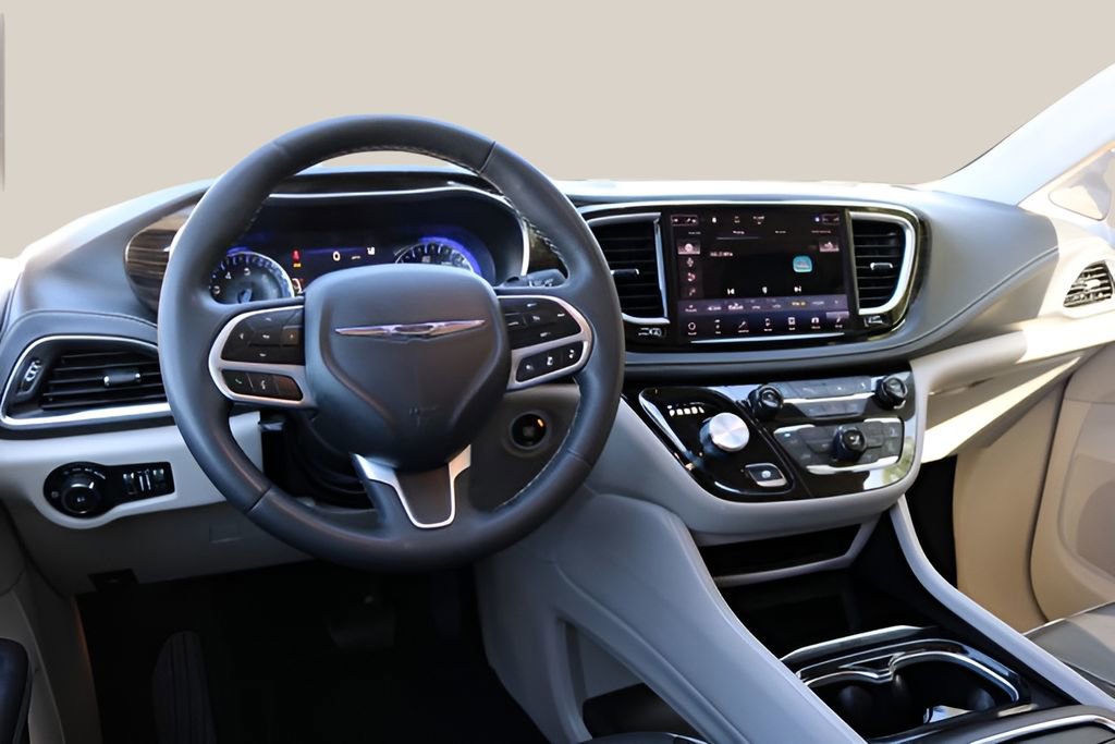 Used 2023 Chrysler Pacifica Limited image 14