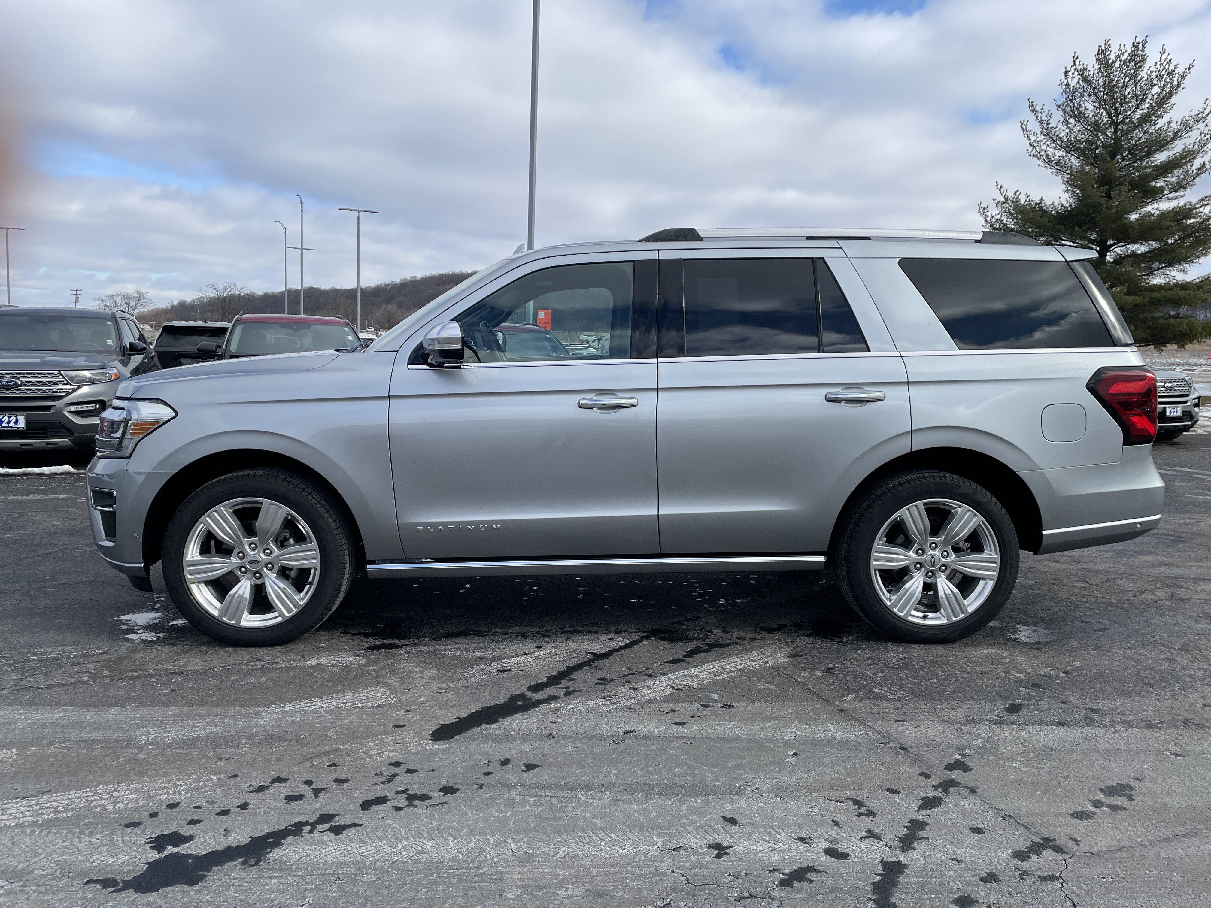 Used 2024 Ford Expedition Platinum image 2