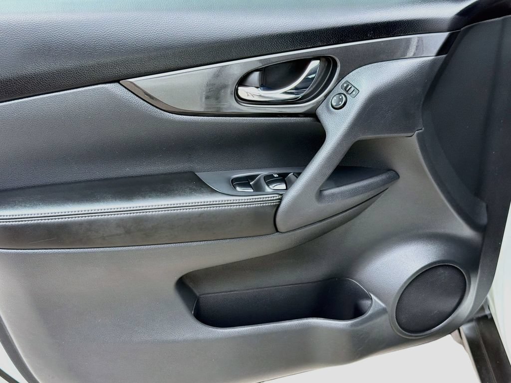 Used 2017 Nissan Rogue SV FWD image 17