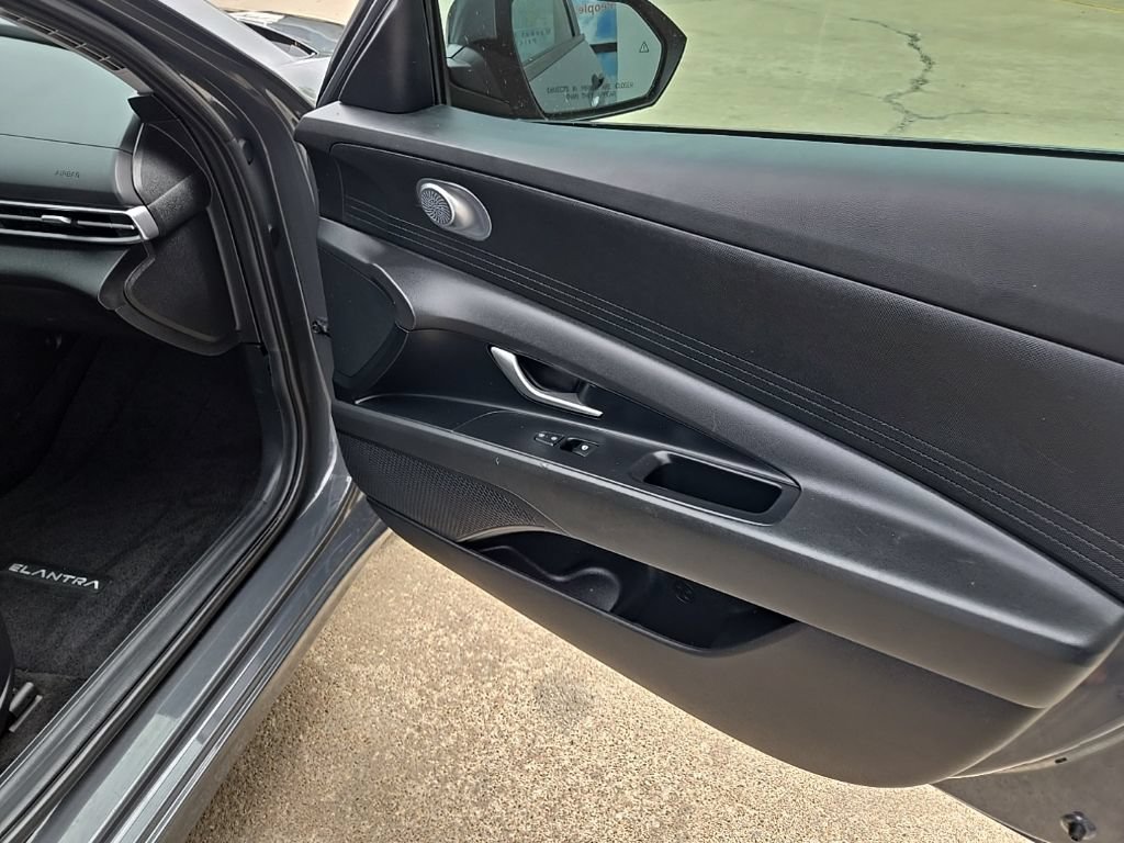 Used 2025 Hyundai Elantra SE FWD image 60