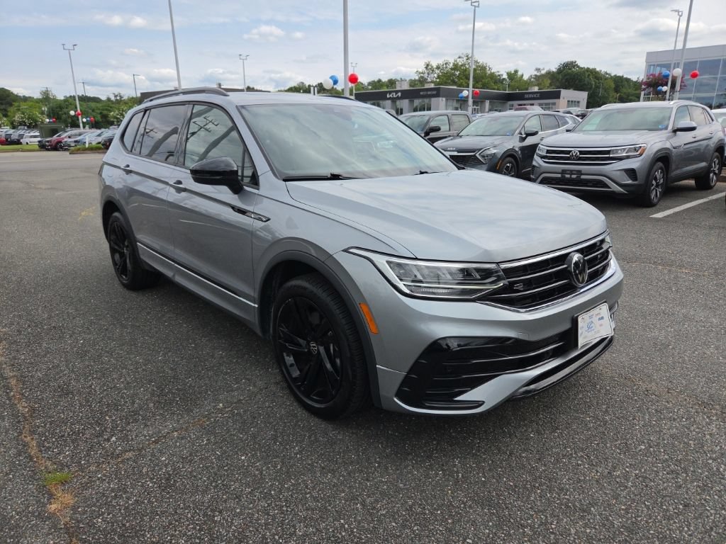 Certified 2024 Volkswagen Tiguan SE R-Line FWD image 4