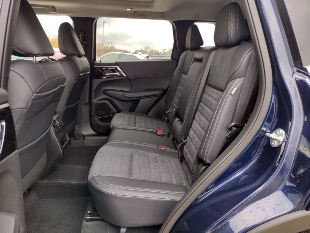 New 2025 Mitsubishi Outlander SE image 9