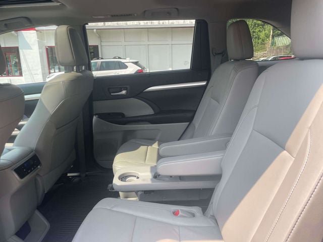 Used 2017 Toyota Highlander XLE AWD/4WD image 14