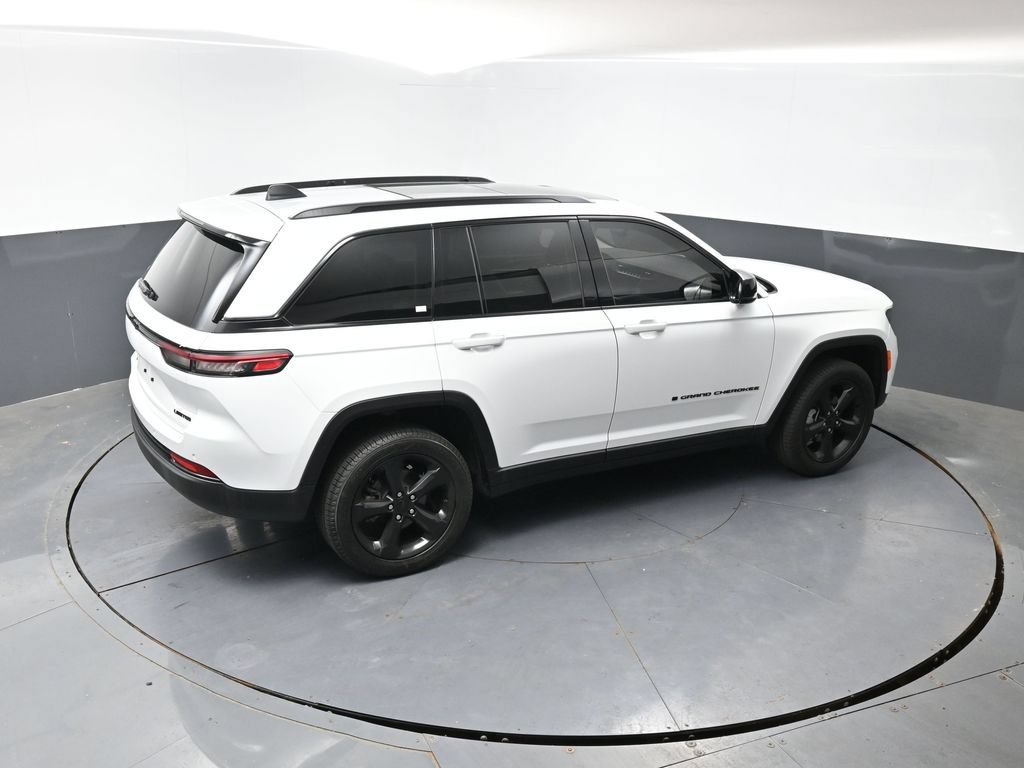 Used 2023 Jeep Grand Cherokee Limited w/ Black Appearance Package AWD/4WD image 14