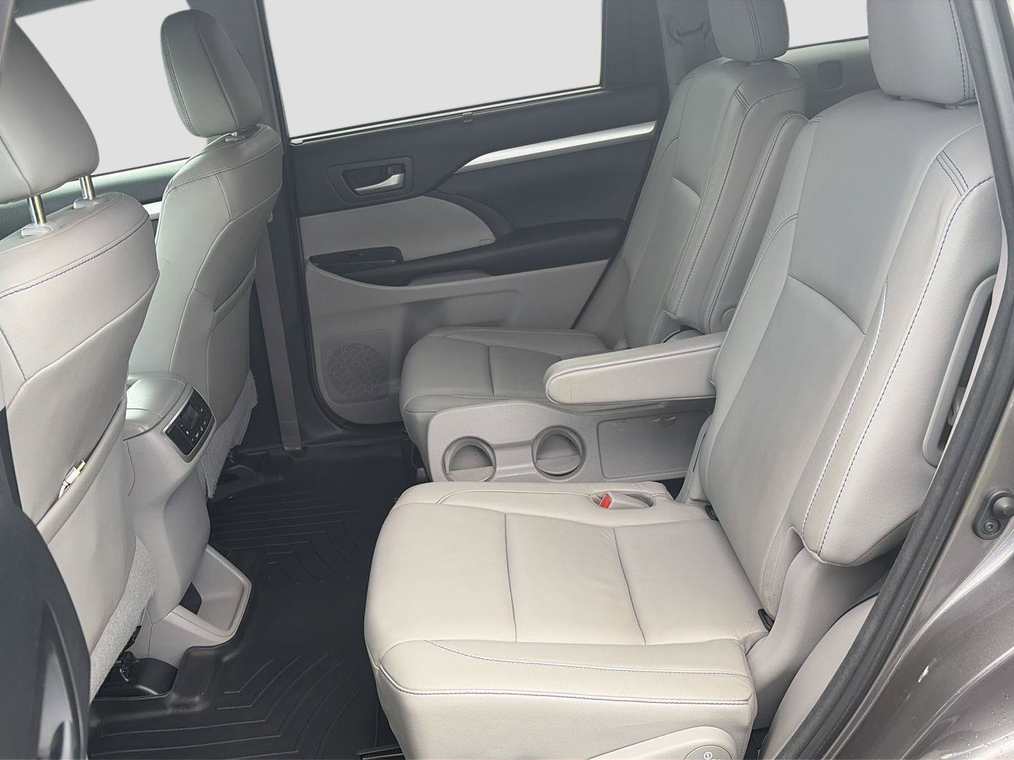 Used 2018 Toyota Highlander XLE FWD image 14