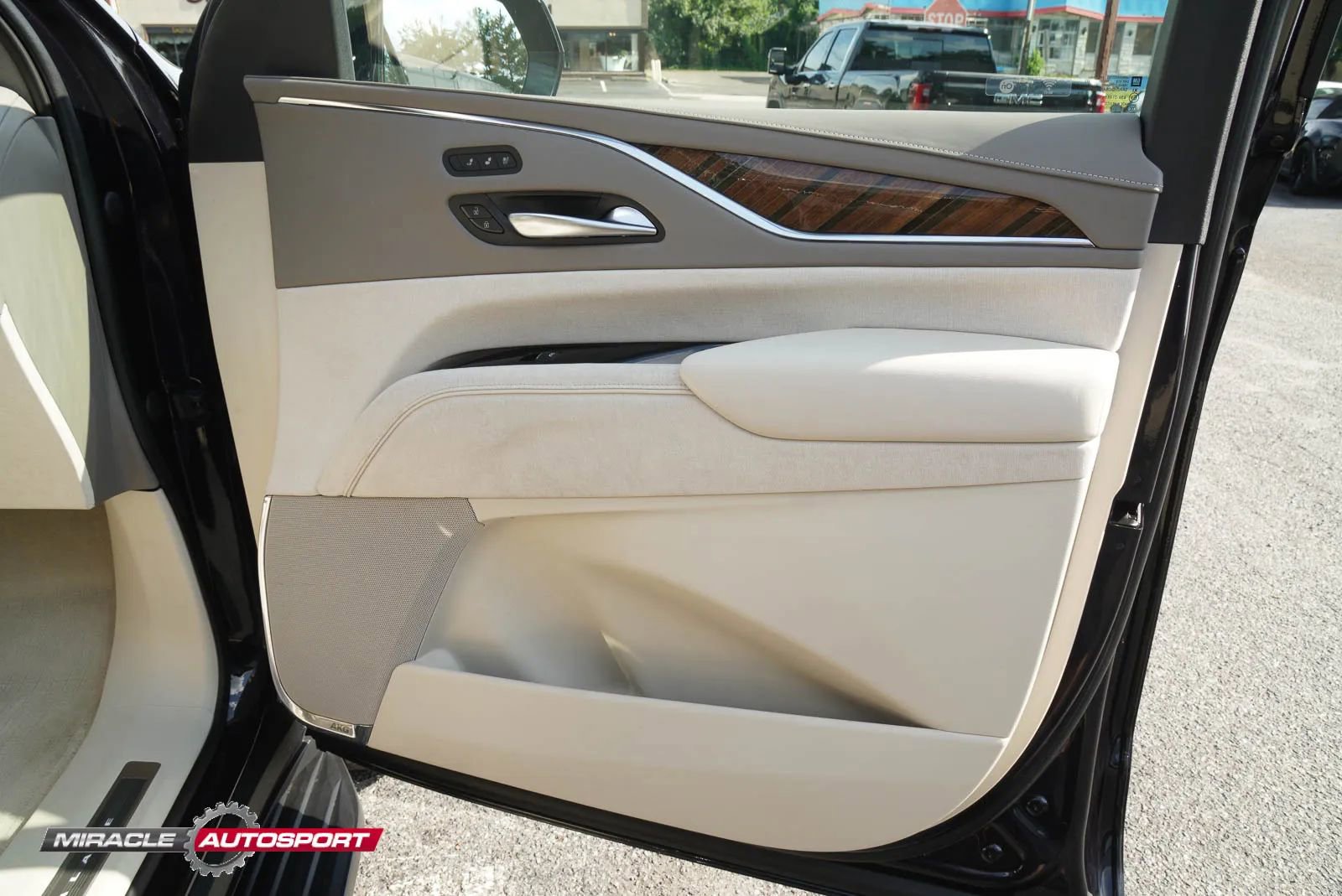 Used 2021 Cadillac Escalade ESV Premium Luxury Platinum AWD/4WD image 30