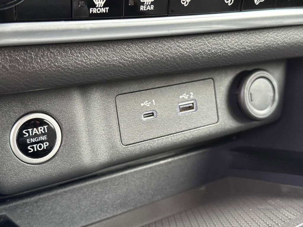 Used 2023 Nissan Rogue SV image 32