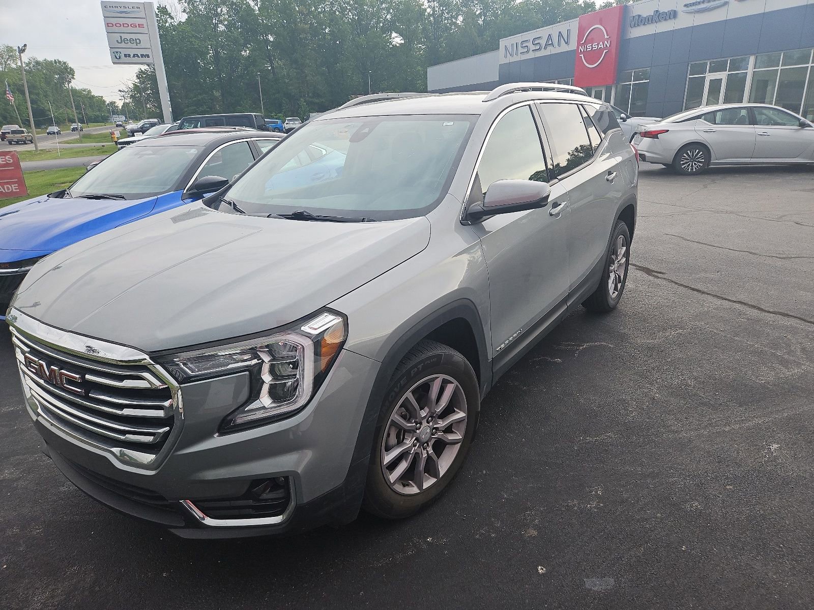 Used 2024 GMC Terrain SLT AWD/4WD image 2