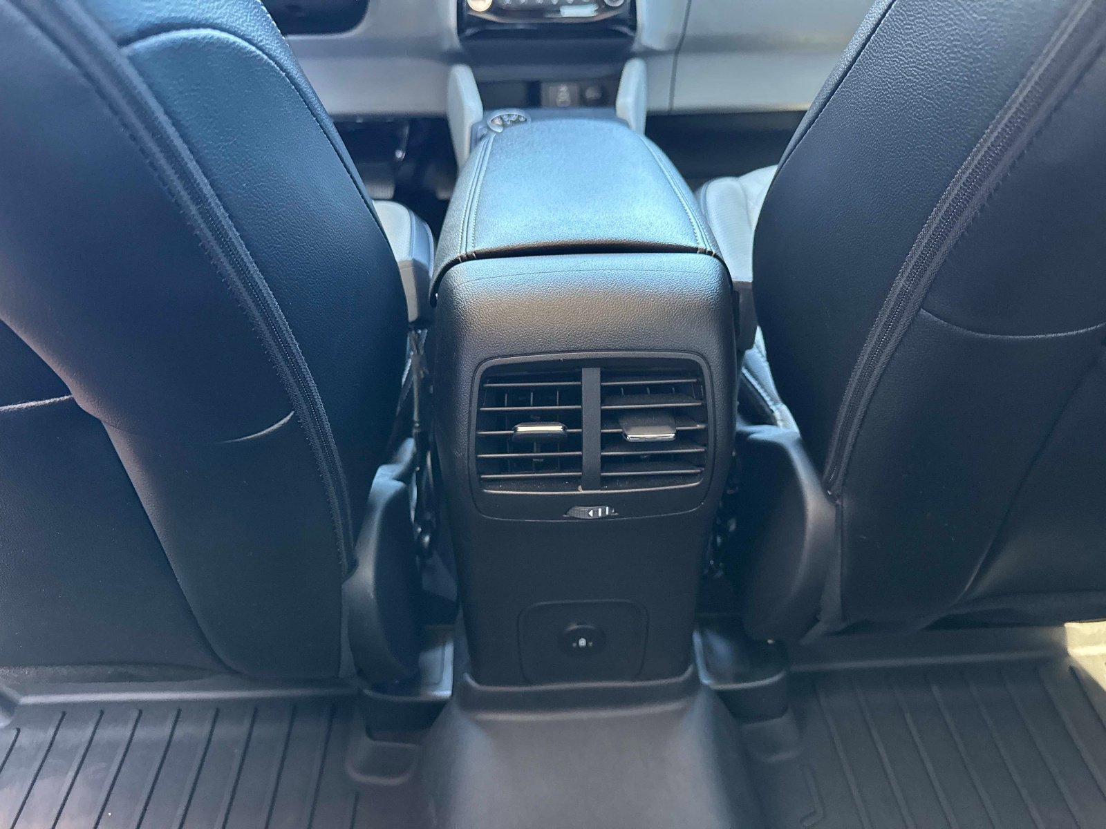 Used 2024 Ford Escape Platinum w/ Premium Technology Package AWD/4WD image 17