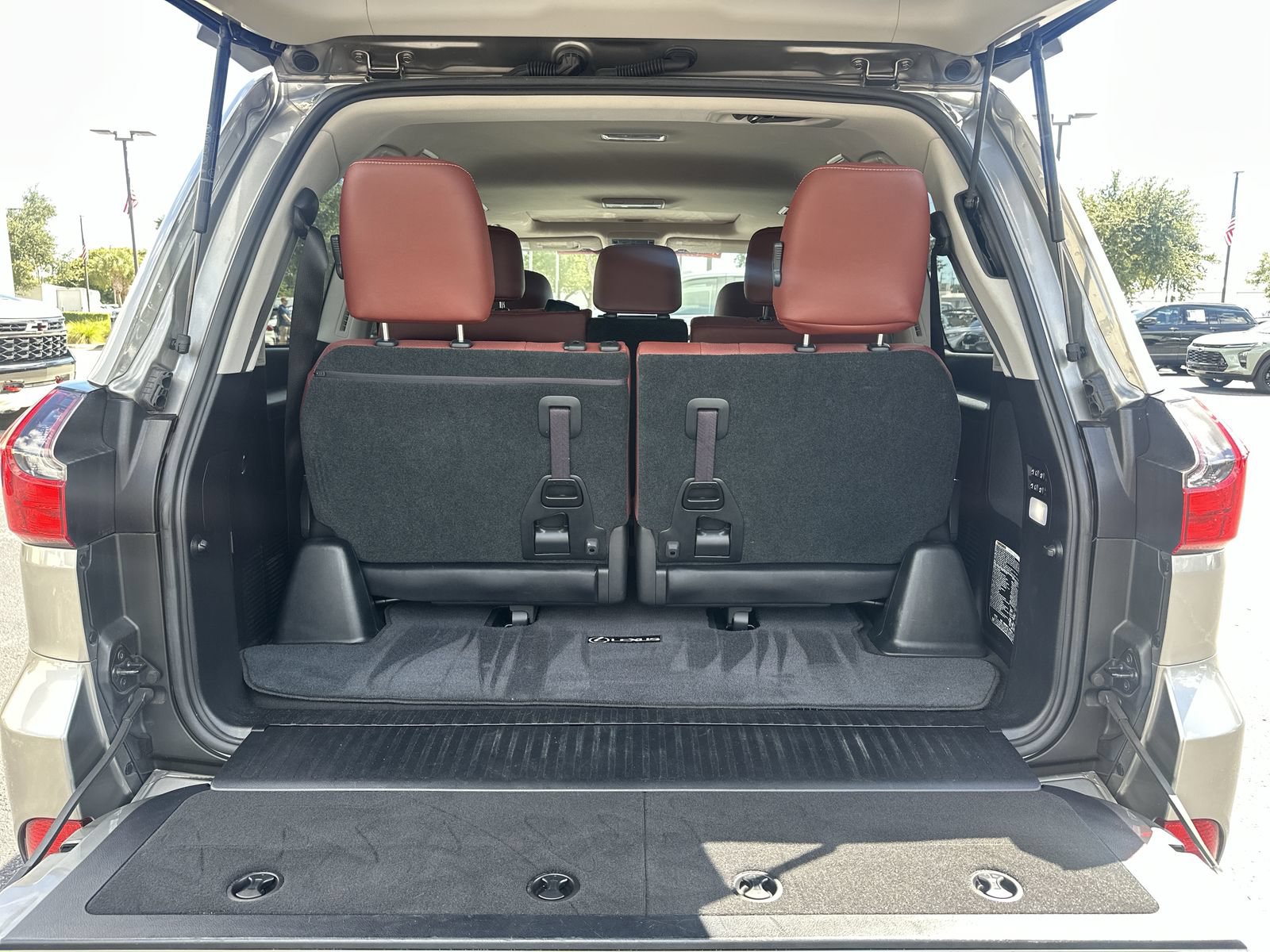 Used 2021 Lexus LX 570 4WD w/ Luxury Package image 34