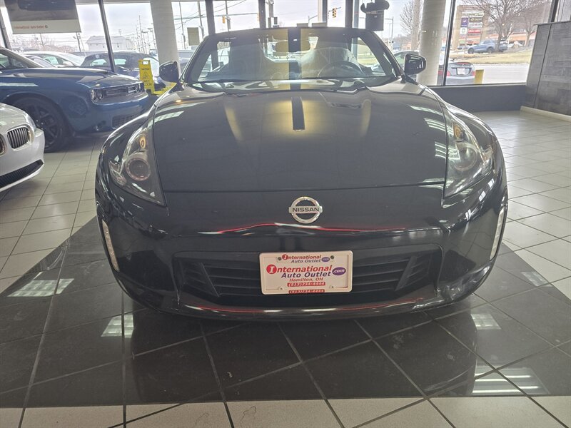 Used 2019 Nissan 370Z Roadster RWD image 2