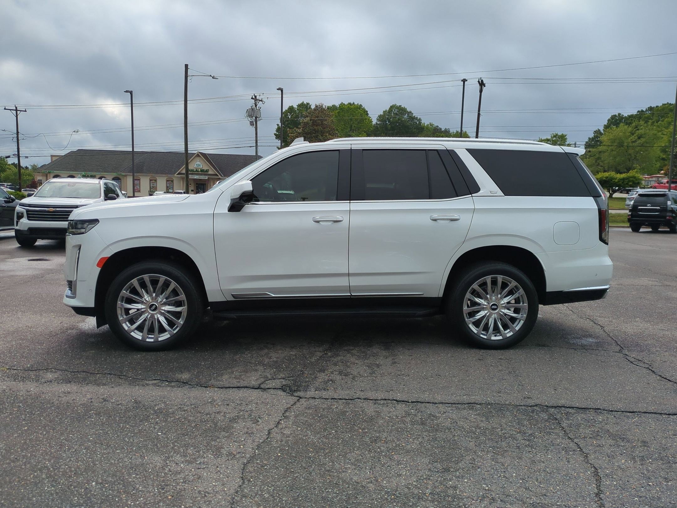 Used 2023 Cadillac Escalade Premium Luxury AWD/4WD image 7