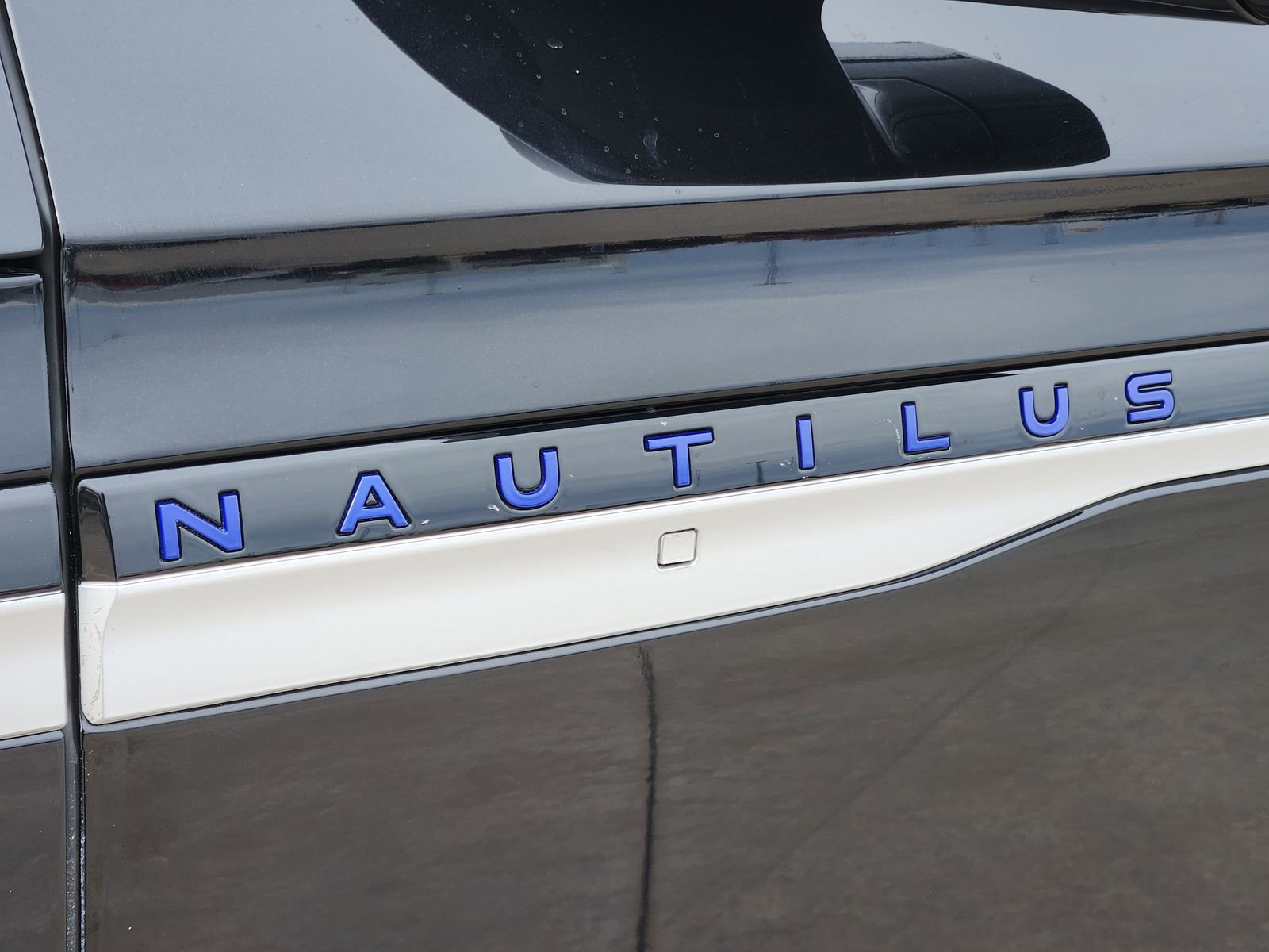 Used 2024 Lincoln Nautilus Premier image 12