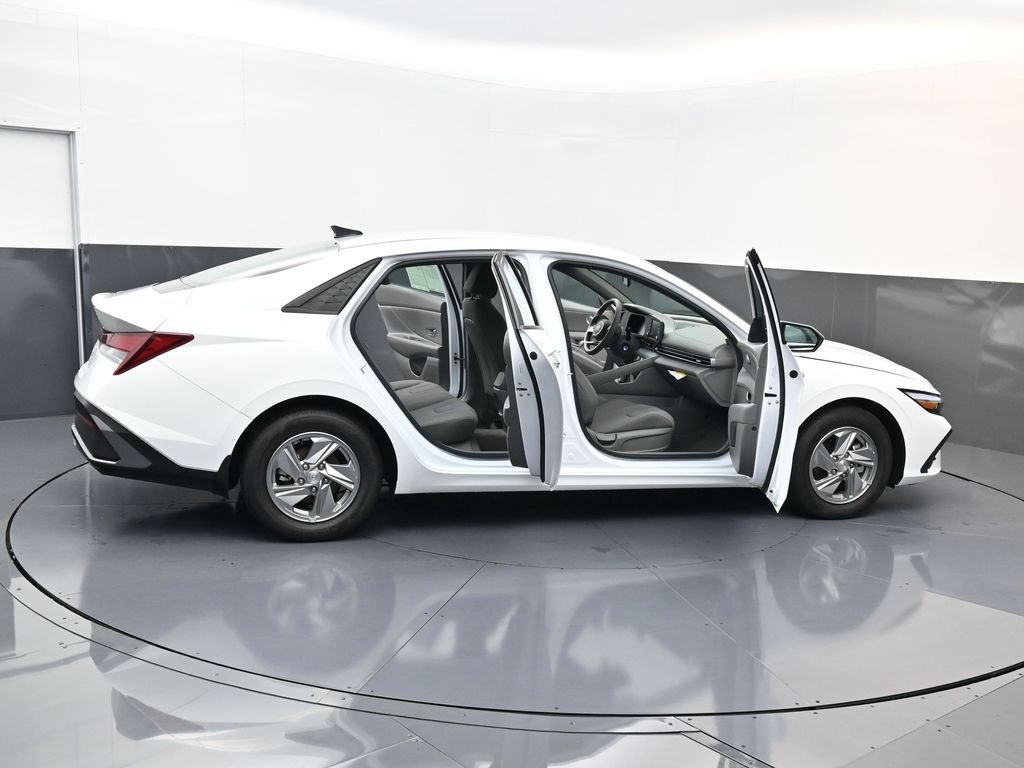Certified 2026 Hyundai Elantra SE FWD image 28