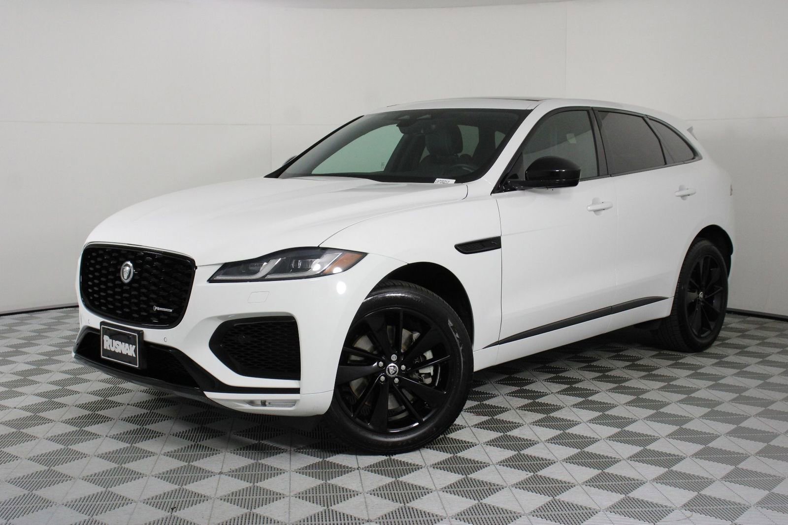 Used 2024 Jaguar F-PACE R-Dynamic S image 3