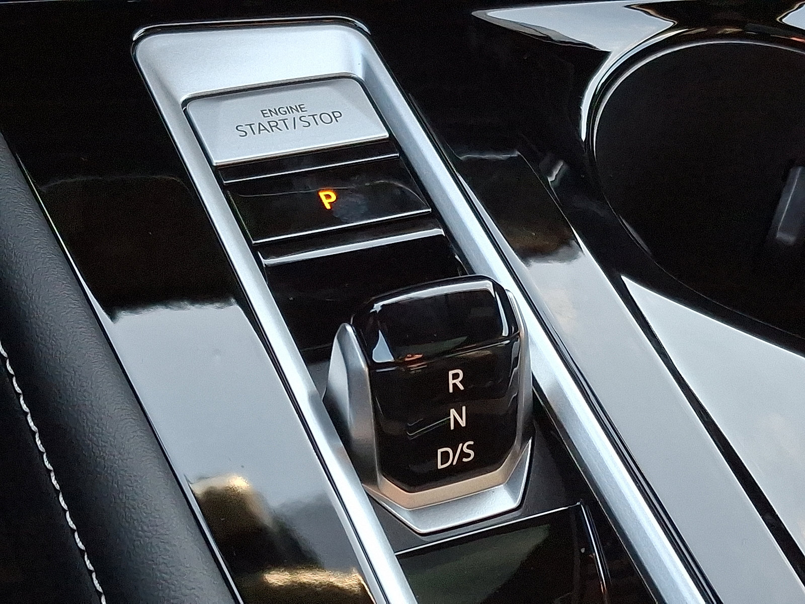 New 2025 Volkswagen Atlas Cross Sport SEL Premium R-Line image 8